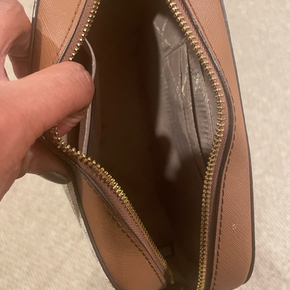 Michael Kors Cross excellent condition no scratches or stains.